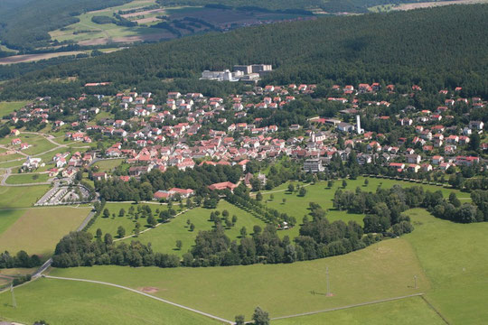 Bad Bocklet liegt einmalig, umgeben von viel Wald und Wiesen.
