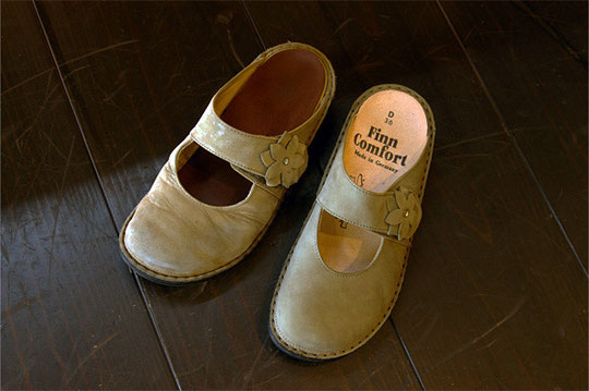 <左>数年履いている店内履きです(<右>新品) こんなにも革が馴染みます