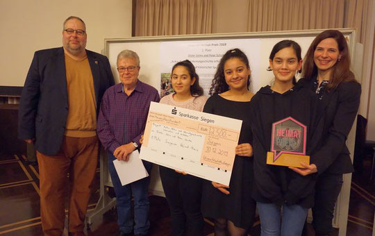 Von links Peter Schulte, Dieter Solms, Schüler der Ganztagshauptschule Achenbach und Frau Tanja Voosen (Foto Frau Jakob)