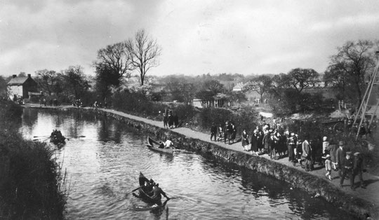 Municipal housing has appeared in the once rural Chinn Brook valley as crowds walk along the towpath to Happy Valley. This view probably dates from 1924/5. (Barrie Geens collection)