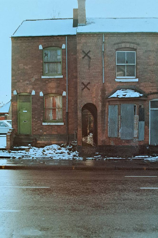 Numbers 1119 to 1121, next to the Redhill Tavern car park in 1984: awaiting demolition  (Hay Mills Project)