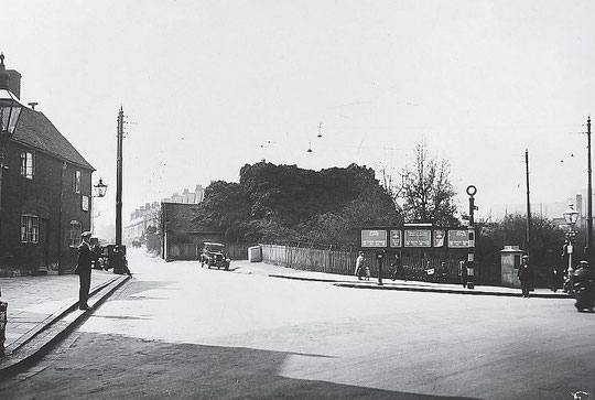 The end of Shirley Road in 1931. Note how narrow it is here between the old cottages and Ivy Cottage (Birmingham Libraries)