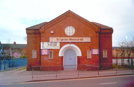 The 1920s Memorial in the early 1990s (Brian Matthews). The fence of the pocket park can be seen.