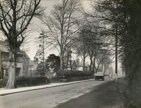 Fox Hollies Road at the Warwick Road end, with the mattress factory in the distance, 25th March 1937. (Birmingham Libraries)