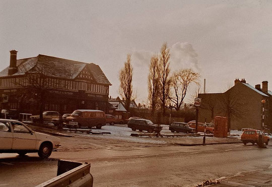 Number 1121 and the Redhill Tavern, still with its car park in February 1984 (Hay Mills Project)