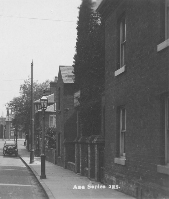 The semis and the former police station, through to the New Inn, c. 1922 (Peter White). The Birmingham Municipal Bank sign can be seen past the tree.