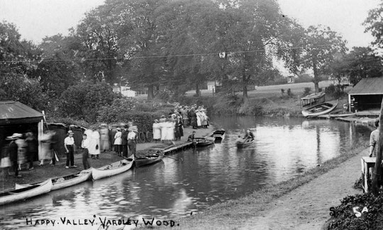 Crowds wait at the curve. The south side of the canal also has buildings (Barrie Geens collection)