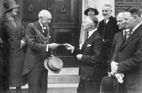 The architect, J.F. Osborne, hands over the keys to the Lord Mayor, Alderman J.B. Burman. H.M. Cashmore is second from the right.