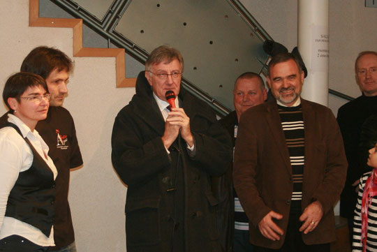 De gauche à droite: Corinne et Christophe MOREAU, Monsieur BON, conseiller général, et Mr AUBINEAU, maire de Foussais.