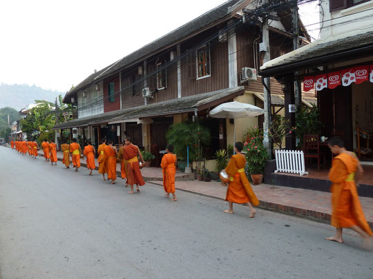 Marche des bonzes sur Luang Prabang