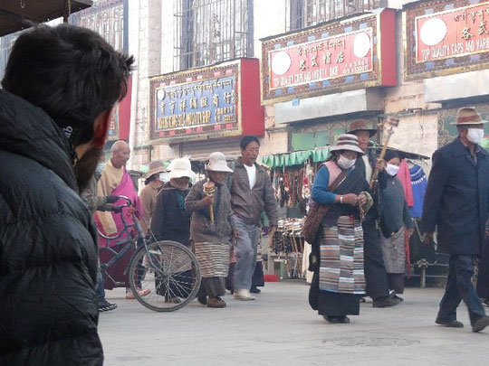 Les foules de pelerins autour du temple de Jokhang