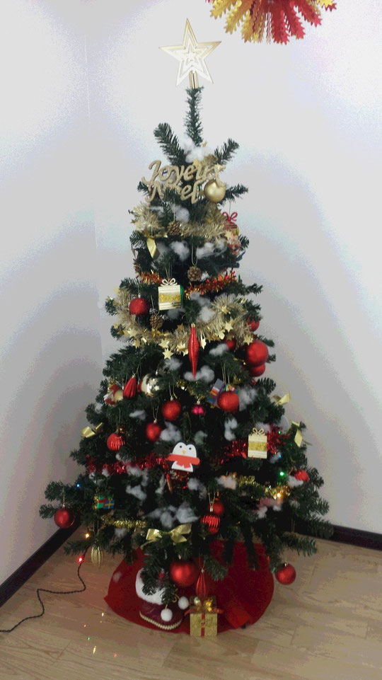 Je vous souhaitre à tous et à toutes un JOYEUX NOEL 2014! Voici mon sapin décoré avec mes enfants. Il attend comme chaque année beaucoup de cadeaux. Que va porter le Père-Noël cette année?