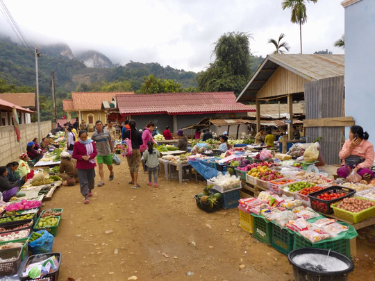 Morning market Nong Khiaw