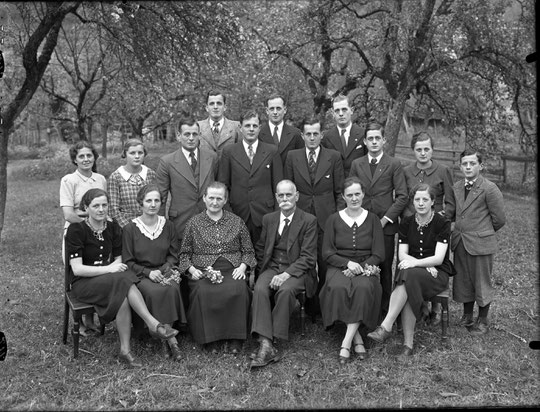 Die Grossfamilie Brogli, "s Vidale", vollständig auf einem Bild vereint. (Foto Leoni, Laufenburg, 1936)    © Museum Schiff Laufenburg, Archiv Leoni