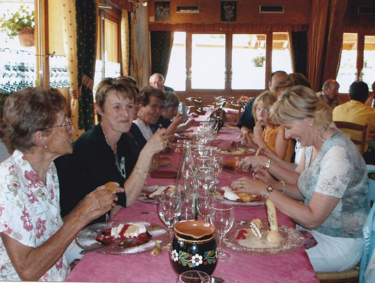 Autour d'un bon repas aux Cornettes 2005