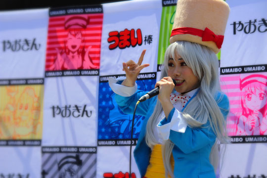 「ウマイネーム　イズ　うまみちゃん」を熱唱するUMAINAさん