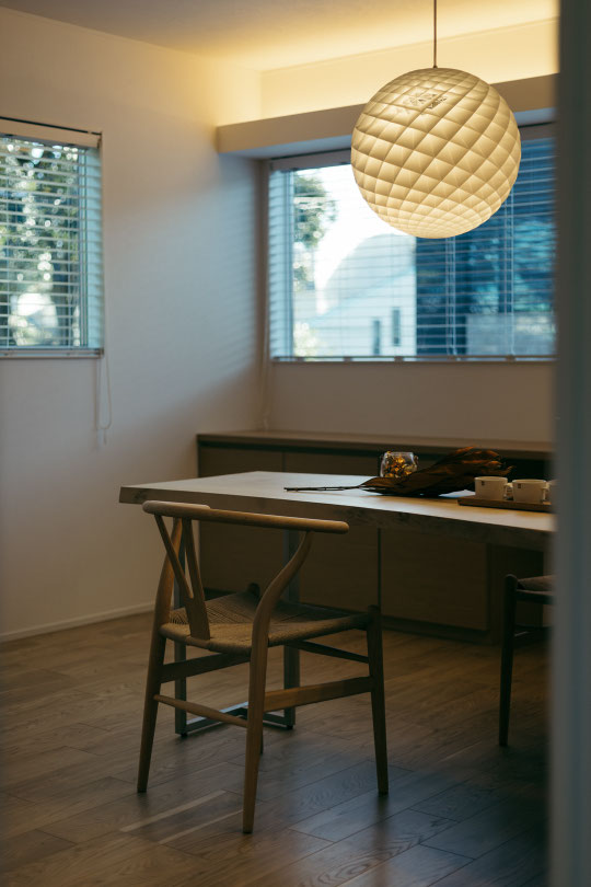 無垢の一枚板とYチェアのダイニング 