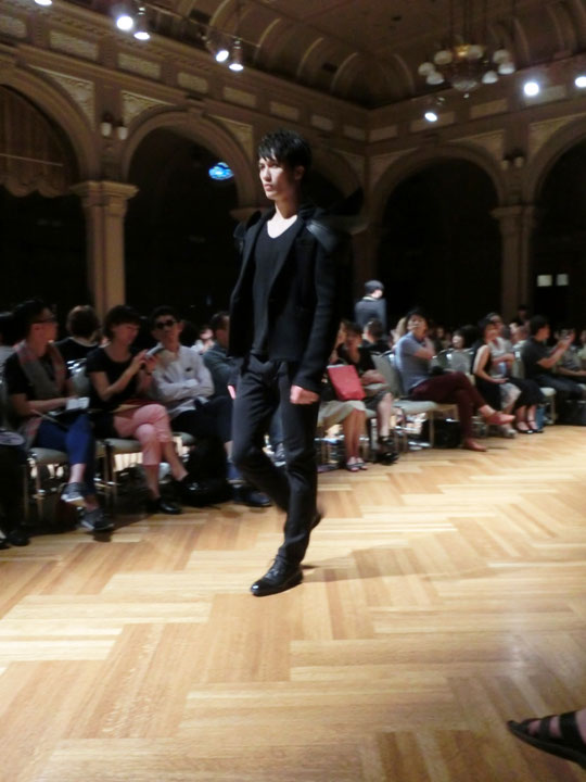 これは以前見に行ったファッションショーの1ショットですが、イメージはこんな感じで!