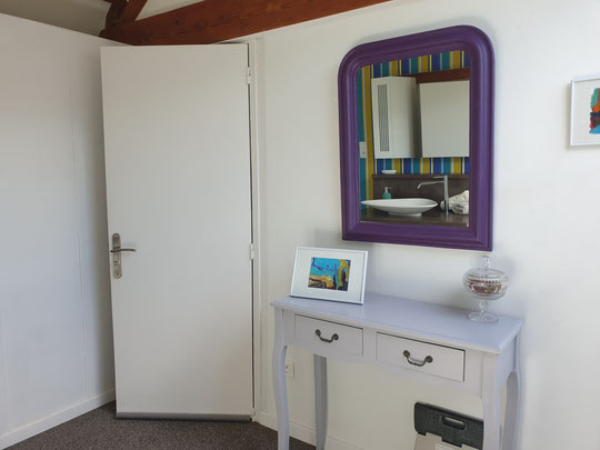 cabinet de toilette à l'étage avec vasque galet et wc couleur mur ocre outremer turquoise