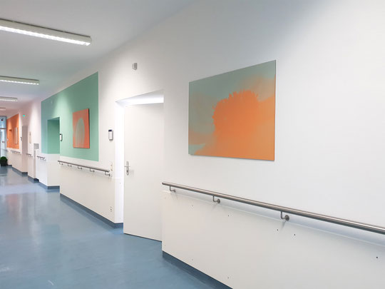 Bildserie aus Blumenfotografie im Klinikgang, Kunst für Kliniken zur Gestaltung heilender Umgebungen.