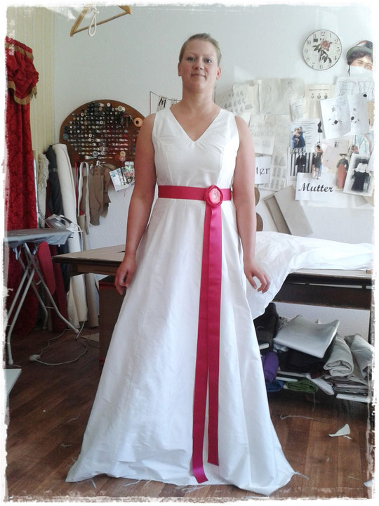 Brautkleid Anprobe. "Der Ausschnitt soll doch tiefer. 3 cm, nein, 5 cm bitte!" - "Gern!"