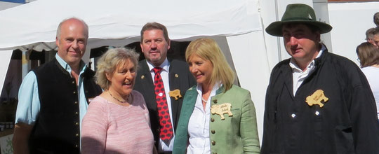 Josef und Hannelore Meßmer, Lammkönigin Gabriele, Richard Mittl, Bürgermeister von Markt Mörnsheim, und Innenminister Joachim Herrmann am Stand von Möbel Messmer