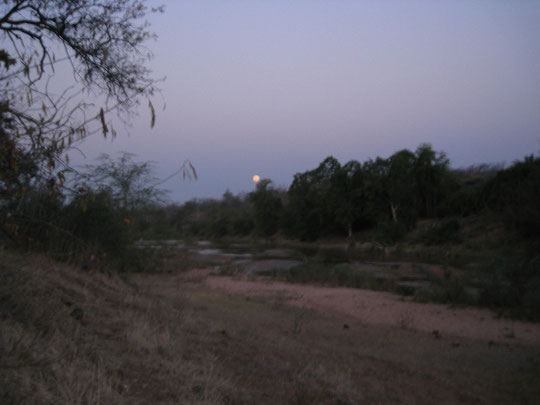 inyanga iyaphuma....sorge la luna sul fiume Mutale