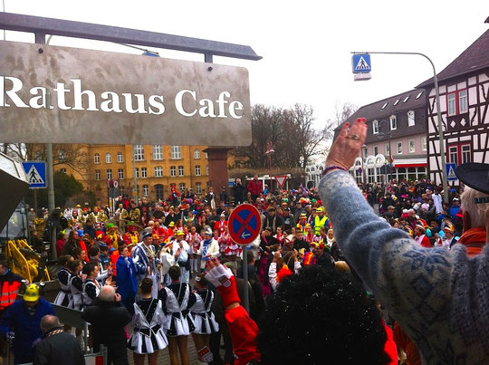 Rathaus Cafe Usingen Stürmung des alten Rathauses. Karnevals Umzug am 01.03.2014