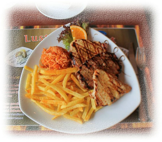 Mixed Grill: Schweinekotelett, Putensteak, Hacksteak mit Pommes und Djuwetschreis und Salat vom Buffet 7,90 €