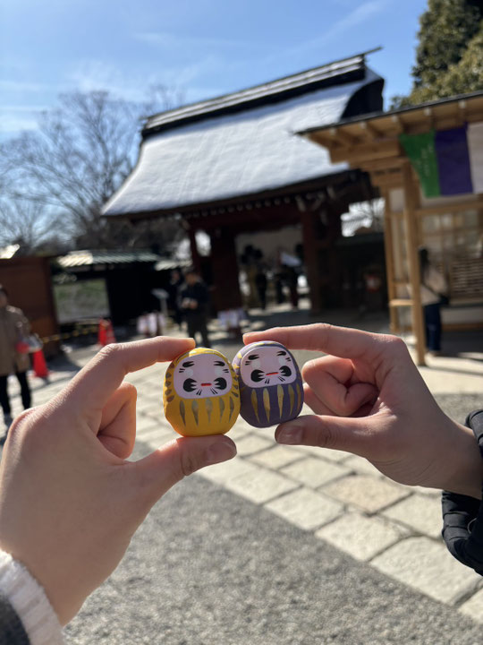 ●だるまのおみくじと深大寺（亜大生が撮影）