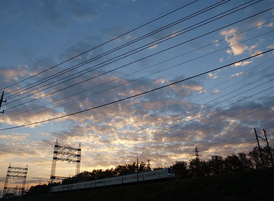 １１月１９日（2013）　夕焼け空と電車：西武多摩川線