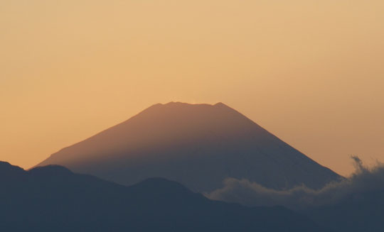 2020年1月1日　茜色の富士山：富士山の西側（左）に日が落ち、そこからの光で富士山にグラデーションがかかっています。国分寺崖線の上、国立天文台の近くから