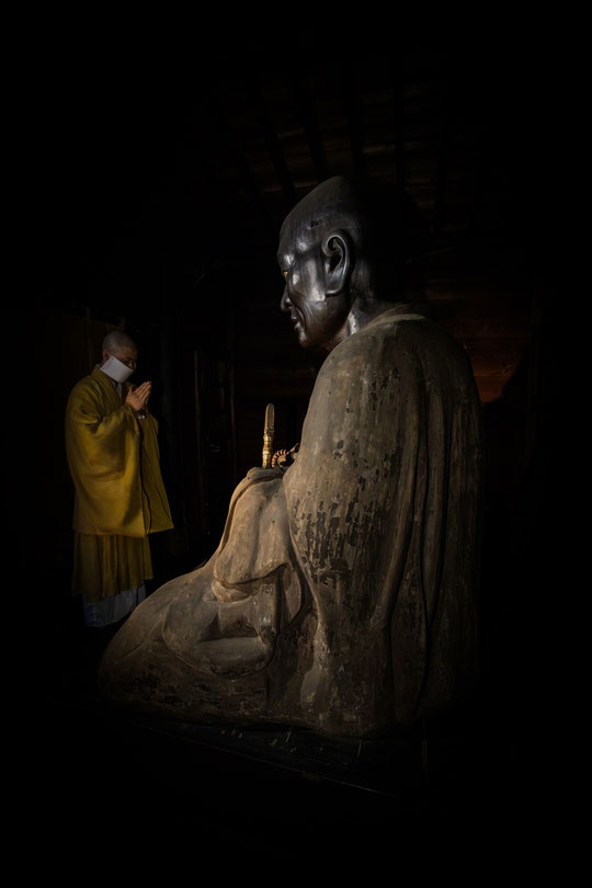 ●元三大師像（写真提供：深大寺）