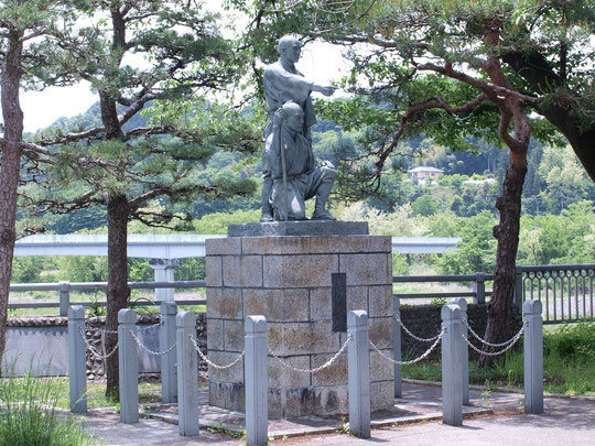5月13日（2022）玉川兄弟銅像：江戸、東京、そして武蔵野エリアの発展に大きな役割をはたした玉川上水。その工事を担った庄右衛門、清右衛門の銅像が多摩川からの取水口がある羽村市にあります