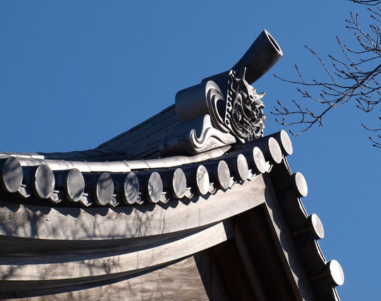 1月10日（2016）　山門の鬼瓦：１月９日、府中市の東郷寺にて