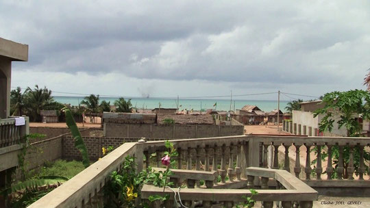 Vue prise de la terrasse, Paillotte au premier étage, nous pouvons prendre les repas avec vue sur    l' océan. Photo de Février 2011.