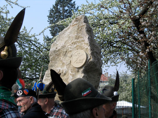 Nel 2004 abbiamo posato nel piazzale di fronte alla nuova sede un monumento realizzato con pietra proveniente dalla Maiella (Abruzzo) e pietra proveniente dal Pasubio (Veneto), a testimonianza dell’unità di tutti gli Alpini d'Italia