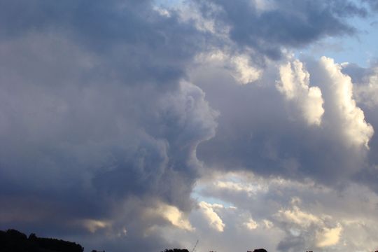 Un visage de profil se manifeste dans les nuages, lors de l'un des premiers contacts de Jenaël