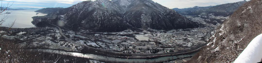 Il lago Maggiore, a sinistra e la Val D'Ossola