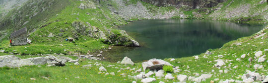 Il rifugio Abele Traglio (a sinistra) e il lago del Capezzone