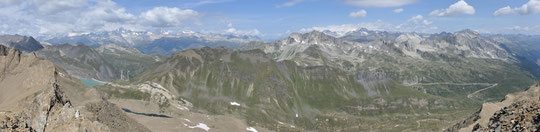 Dalla Punta di Valrossa, a sinistra il lago del Gries