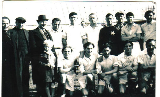 Equipe de la verrerie de fains les sources dans les 1940/1945 beaucouq de c'est joueurs constitués l'equipe du village de fains les sources il y as sur cet photo le pere de alain soltysiak dirigeant au club du fcfv
