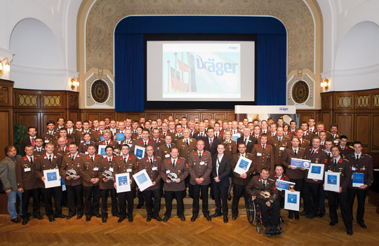 Gruppenfoto der mit 5 Helmen ausgezeichneten Feuerwehren Österreichs