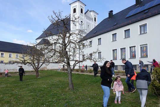 fröhliche Ostereiersuche im Klostergarten am Ostermontag