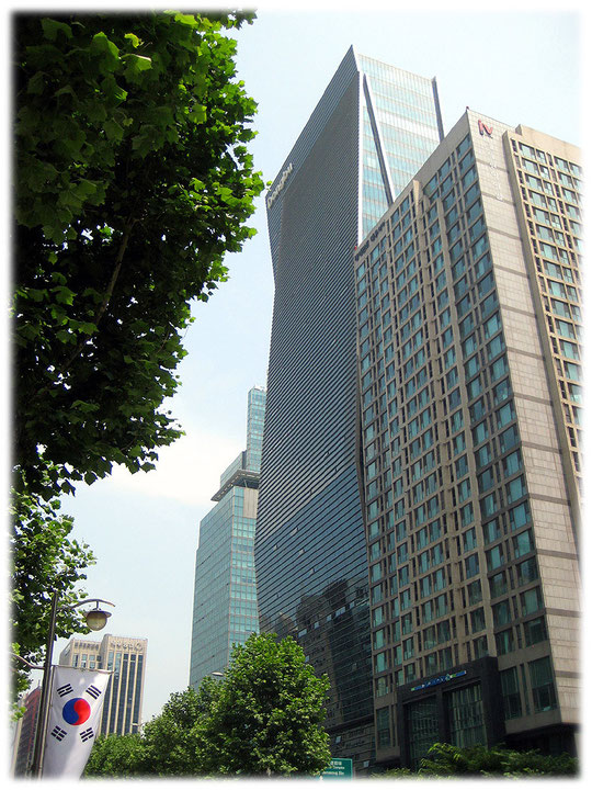 On this image you see a really high building at the Teheranro office street. Bilder von sehr hohen Häusern an der Teheran-no Geschäftsstraße