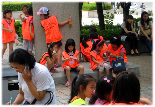 Pictures of Korean children playing at Gangnam COEX center. They wear colorful lovely safety vests to be seen from the car drivers. Fotos von koreanischen Kindern mit Sicherheitswesten