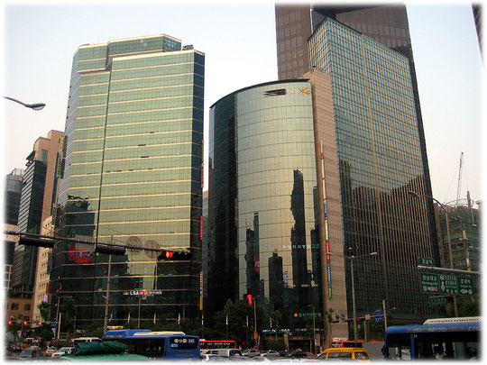 Pictures of three skyscrapers of Seoul on the opposite site of the Samsung headquarters. It is close to Gangnam station. Bilder von Wolkenkratzern an einer Straßenkreuzung an der U-Bahn Gangnam