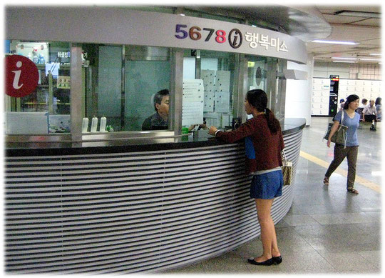 That picture shows a Seoul subway station info point at Seoul railroad station. Bild eines Seoul U-Bahn-Informationsschalters.