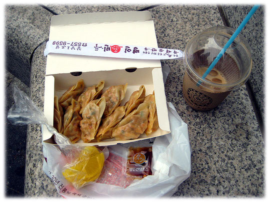 Photos of the Korean street food snack Mandu. This imbiss is very delicious! Bild von dem koreanischen asiatischen Gericht Mandu - Eine Teigtasche gefüllt mit Fleisch, Gemüse oder Kimchi.