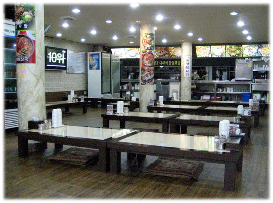 The pictures show a restaurant with low tables where tourists can enjoy sitting on the floor. Bilder von Tischen in einem Speisegasthaus in Seoul wo Touristen auf dem Boden sitzen können